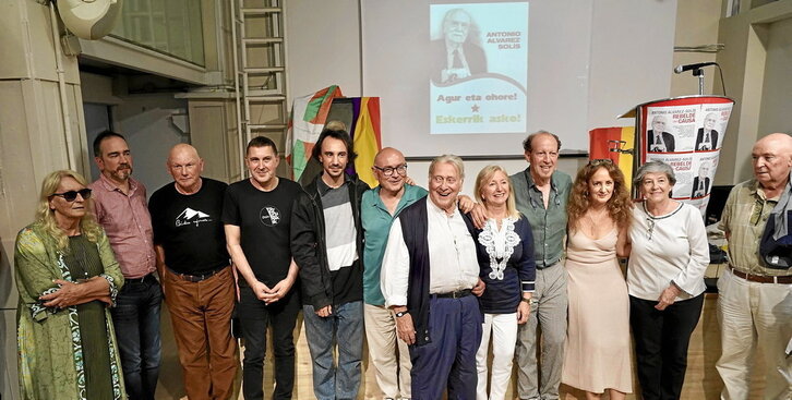 Las personas que intervinieron en el acto saludan a los asistentes ante el retrato de Antonio Álvarez Solís.