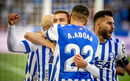 Rebbach se abraza a sus compañeros celebrando el gol que dejaba a los albiazules con la eliminatoria muy a favor.