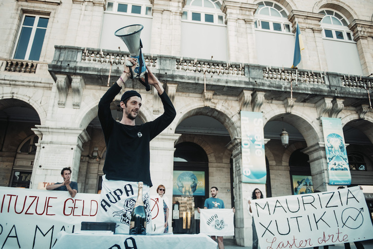 Acto de apoyo al proyecto Mautizia, esta tarde, ante el Ayuntamiento de Baiona.