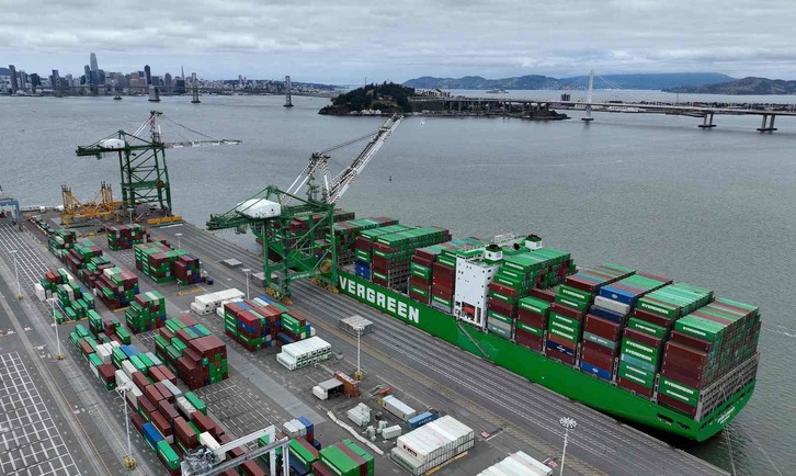 Un barco atracado en el puerto de contenedores de Oakland en California. 