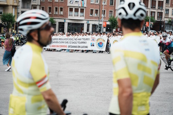Protesta de ertzainas en la cicloturista que reproducía la primera etapa del Tour.