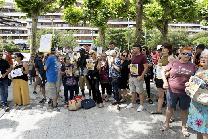 Concentración ante la comisaría de la Policía española en Irun.