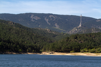 Valle de Cuelgamuros, con la enorme cruz franquista al fondo.