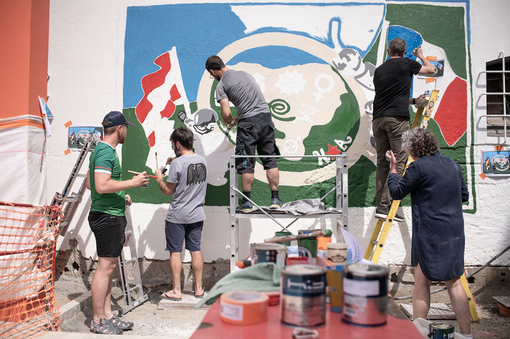 Voluntarios pintan el mapa de reivindicaciones en Patxa plaza.