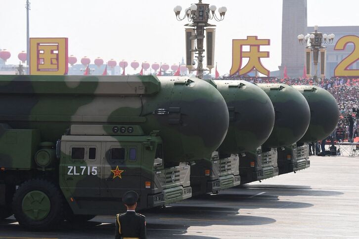 Misiles balísticos intercontinentales con capacidad nuclear, expuestos durante un desfile militar en Pekín, China.