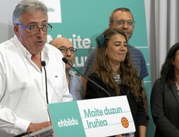 El candidato de EH Bildu, Joseba Asiron, junto a parte de su equipo.