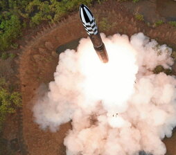Prueba del misil balístico norcoreano Hwasongpho-18.