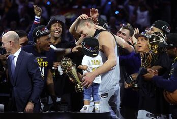 Jokic es felicitado por sus compañeros tras recibir el trofeo al MVP e las Finales.