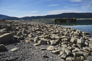 La sequía ha dejado al descubierto grandes zonas del embalse de Esa. Imagen del pasado mes de abril. 