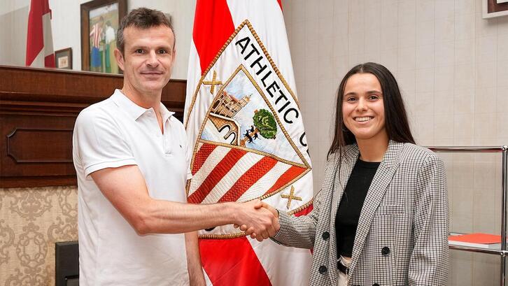 Naia Landaluze, con el presidente Jon Uriarte tras renovar con el Athletic.