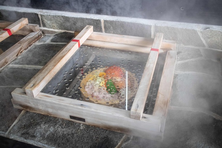 Con vapores de entre 100º y 110º,  la cocción suele durar sólo entre cinco y diez minutos.