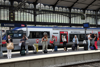 Uno de los trenes de cercanías dependientes de la red TER Nueva Aquitania en la estación de tren de Baiona.
