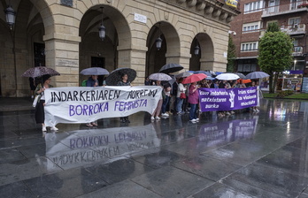 Concentración celebrada esta tarde en Irun contra la agresión sexual a una vecina.