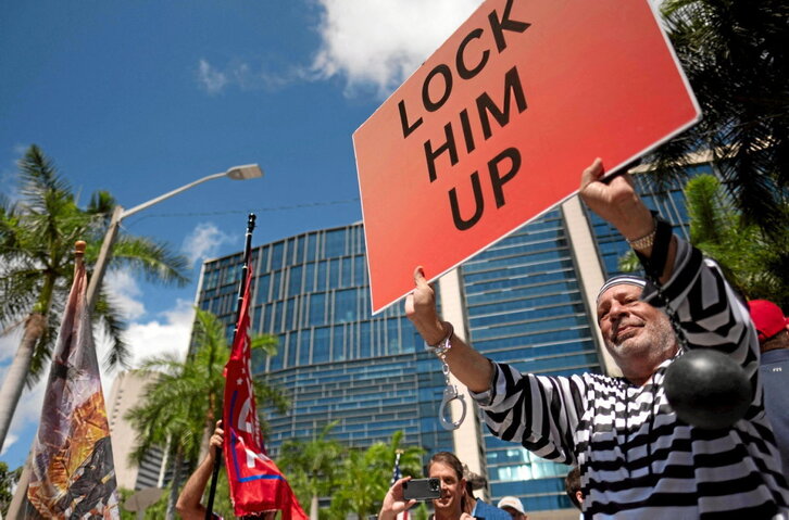 Donald Trump AEBko presidente ohiaren kontrako manifestariak, Wilkie D. Ferguson Jr. Auzitegi Federalean, Miamin.