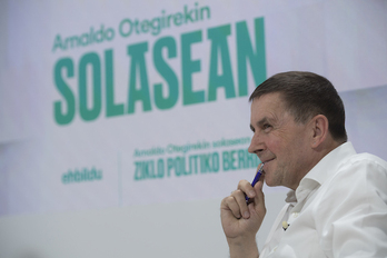 Arnaldo Otegi EH Bilduko Donostiako egoitzan, atzo egindako solasaldian.