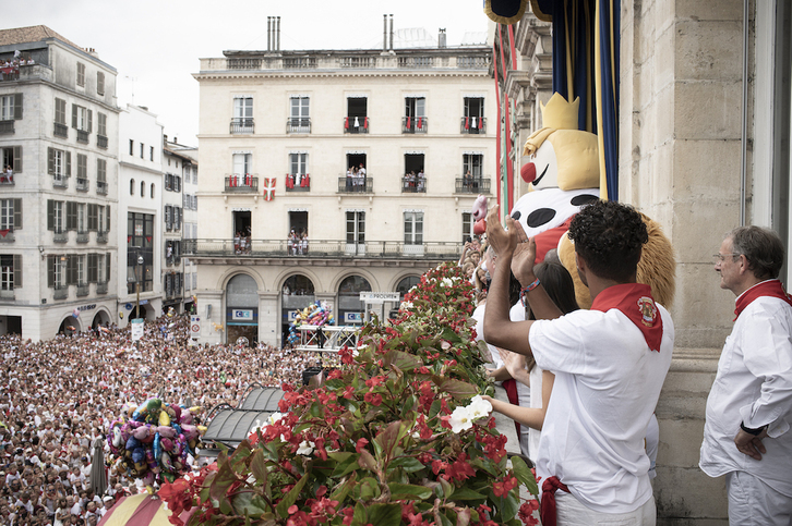 El Reyn Léon saluda a la multitud reunida, el 28 de julio de 2022, ante el Ayuntamiento de Baiona.