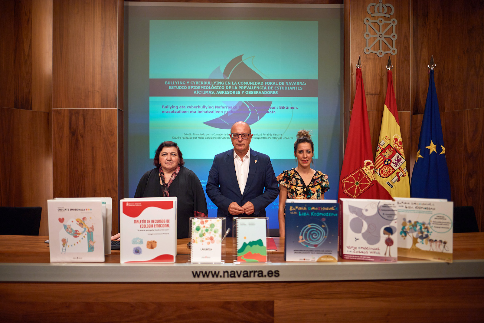 El consejero Gimeno junto a las t&eacute;cnicas Mar&iacute;a Jos&eacute; Cortes e Itziar Idiazabal. (Gobierno de NAFARROA) 