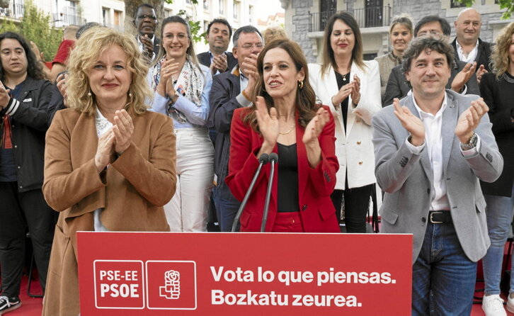 Maider Etxeberria, en el centro, podría ser alcaldesa de Gasteiz gracias a la articulación de la entente entre PNV, PSE y PP.