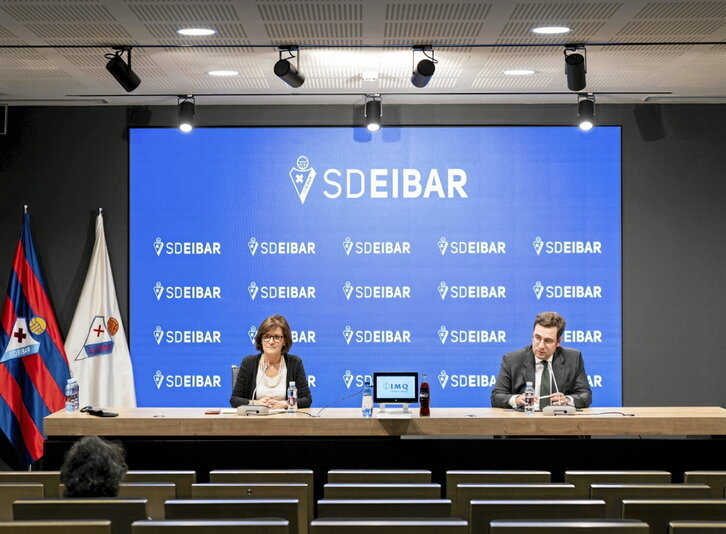 Amaia Gorostiza y Jon Ander Ulazia durante su comparecencia en Ipurua.