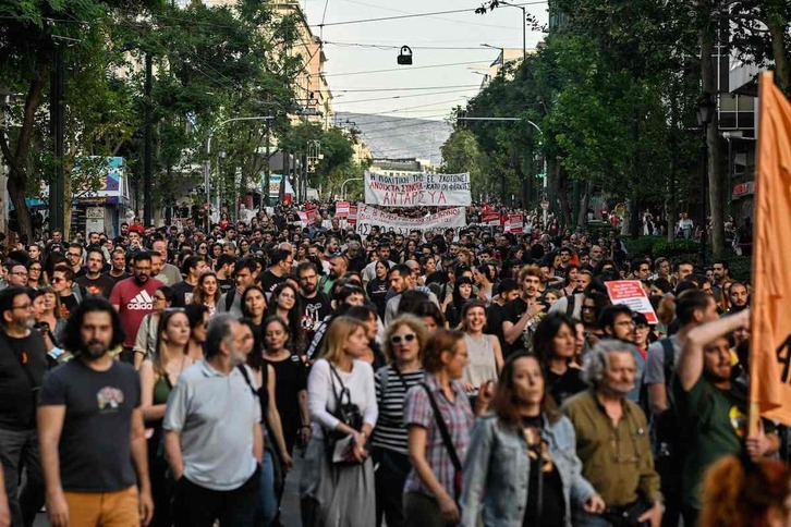 Una multitud se manifestó en Atenas en denuncia de la política migratoria europea y griega.