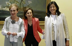 Paz Esteban CNIko zuzendari ohia, Margarita Robles ministroa eta Esperanza Casteleiro CNIko zuzendaria.