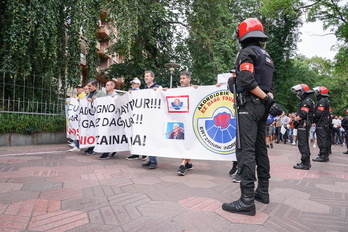 Los ertzainas protestaron este jueves ante el Parlamento de Gasteiz.