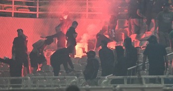 Petardoes, bengalas y hasta invasión de campo en el OAKA de Atenas.