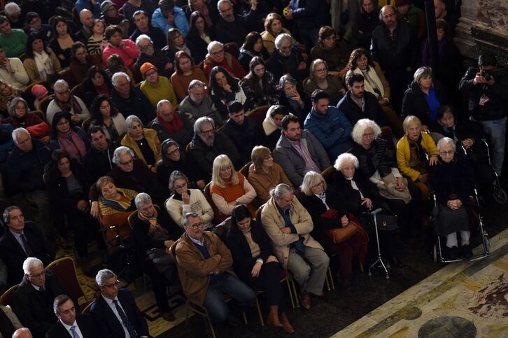 Familiares de las víctimas durante el acto del Gobierno uruguayo.