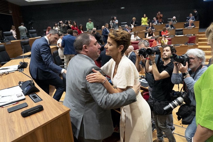 Unai Hualde es felicitado por María Chivite tras ser reelegido como presidente del Parlamento navarro.