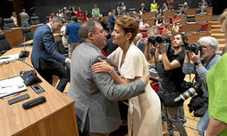 María Chivite felicita a Unai Hualde tras ser reelegido presidente del Parlamento navarro.