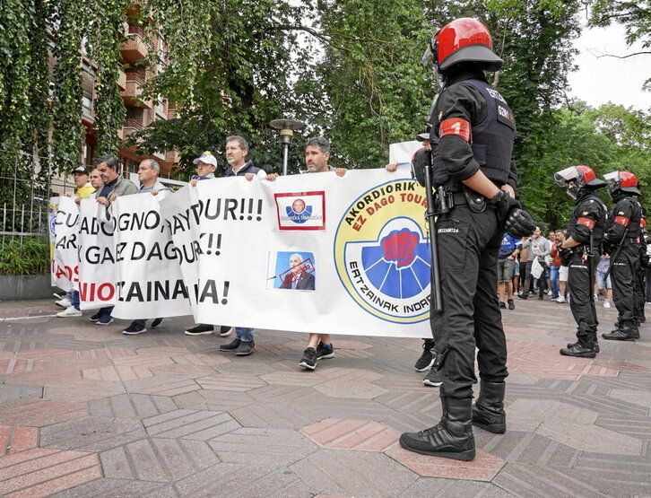 Protesta del autodenominado «movimiento asindical» en el Parlamento de Gasteiz.