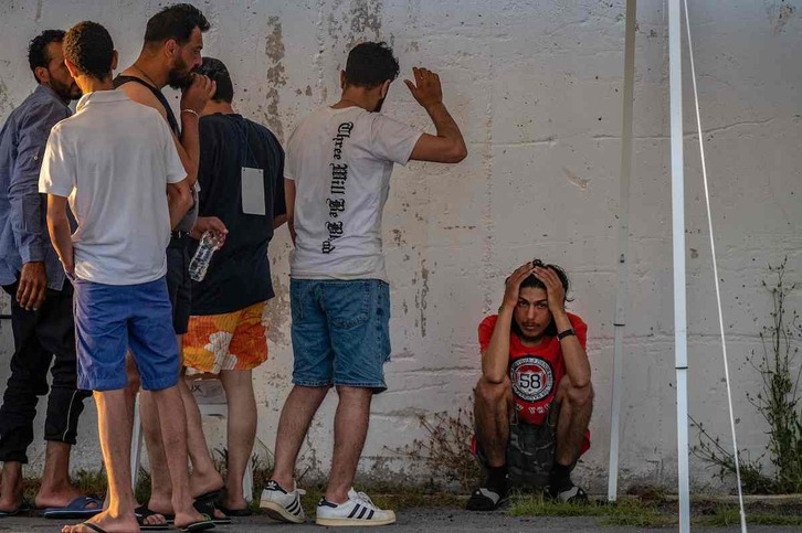 Supervivientes del naufragio, en el puerto de Kalamata.