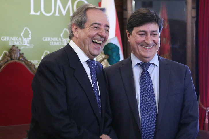 José María Gorroño y su hermano Iñaki, felices por la reelección gracias al PNV. Ahora, acusan a los jeltzales de incumplir el pacto.
