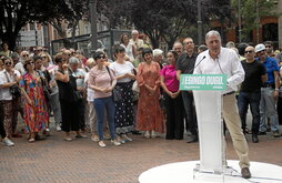 EH Bildu reunió a sus simpatizantes en la plaza San Francisco.