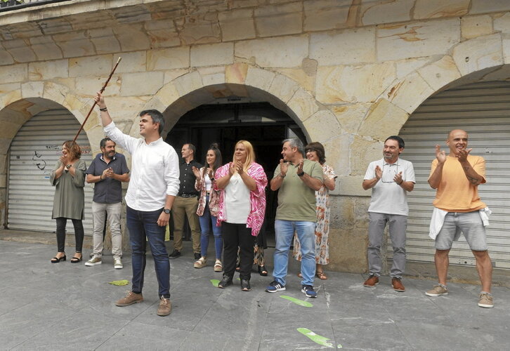 Iñigo Hernando saluda a los reunidos ante la Casa Consistorial, acompañado de los ediles que le apoyan.