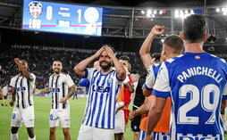 Los jugadores del Alavés celebran el ascenso tras el gol de Villalibre con un penalti en el descuento.