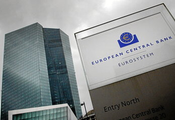Arriba, sede del BCE en Frankfurt. En la página siguiente, acto protocolario en Bruselas con motivo de la entrada de Croacia en el euro el 12 de julio de 2022.