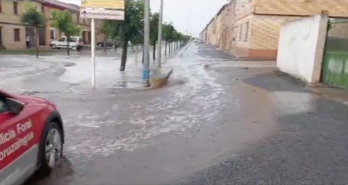 Una calle inundada en Valtierra el domingo por la mañana.