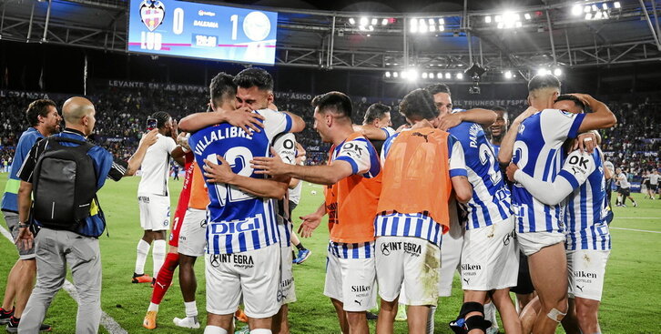 El Alavés de Luis García Plaza certificó el ascenso ganando en el campo del Levante con un gol de penalti en el último suspiro de la prórroga.