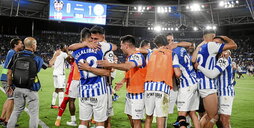 El Alavés de Luis García Plaza certificó el ascenso ganando en el campo del Levante con un gol de penalti en el último suspiro de la prórroga.