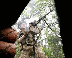 Un soldado ucraniano dispara cerca de Bajmut.