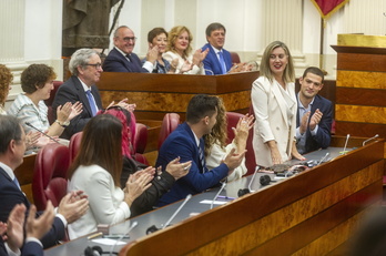 Irma Basterra saluda tras ser nombrada presidenta de las Juntas Generales de Araba.