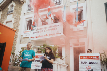 Los activistas han desplegado pancartas en el balcón del apartamento y a la entrada del inmueble.