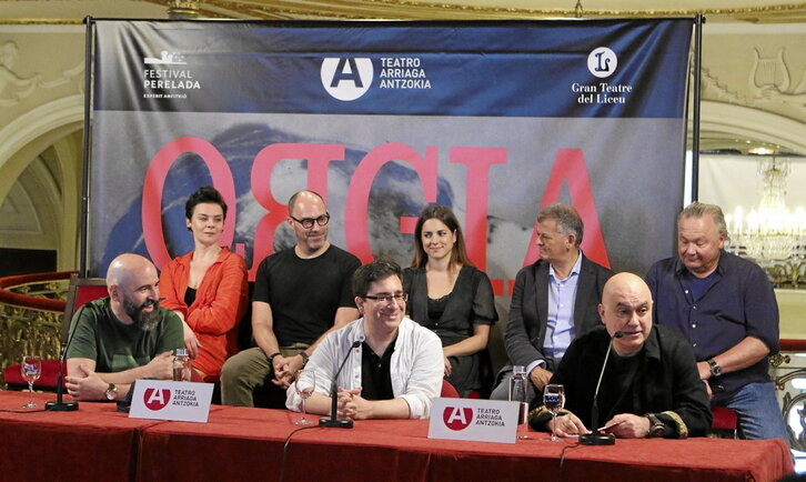 Los responsables e intérpretes del montaje comprecieron ayer en el Teatro Arriaga.
