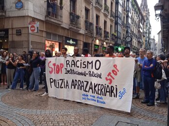 La pancarta que ha encabezado la manifestación de Bilbo ha denunciado el racismo institucional y policial.