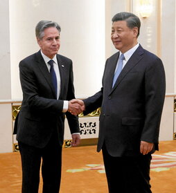 Apretón de manos del presidente chino y el diplomático estadounidense.