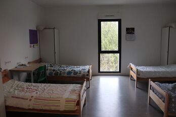Una treintena de habitaciones con cuatro camas componen la residencia en que se sitúa, durante el curso, el internado del liceo Bernat Etxepare.