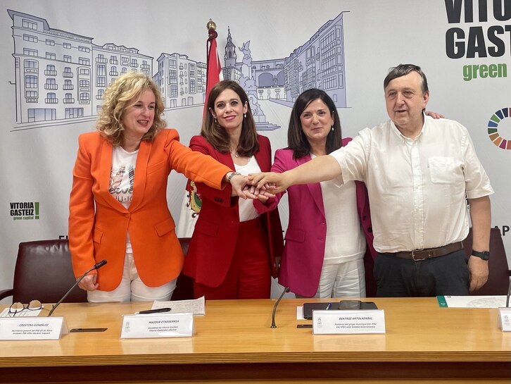 Cristina González, Maider Etxebarria, Beatriz Artolazabal y José Antonio Suso en Gasteiz.