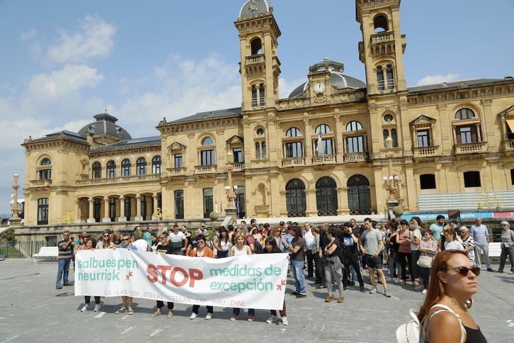 Concentración de la mayoría sindical ante el Ayuntamiento de Donostia.