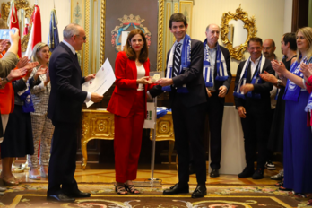 El Alavés ha sido recibido en el Ayuntamiento de Gasteiz.